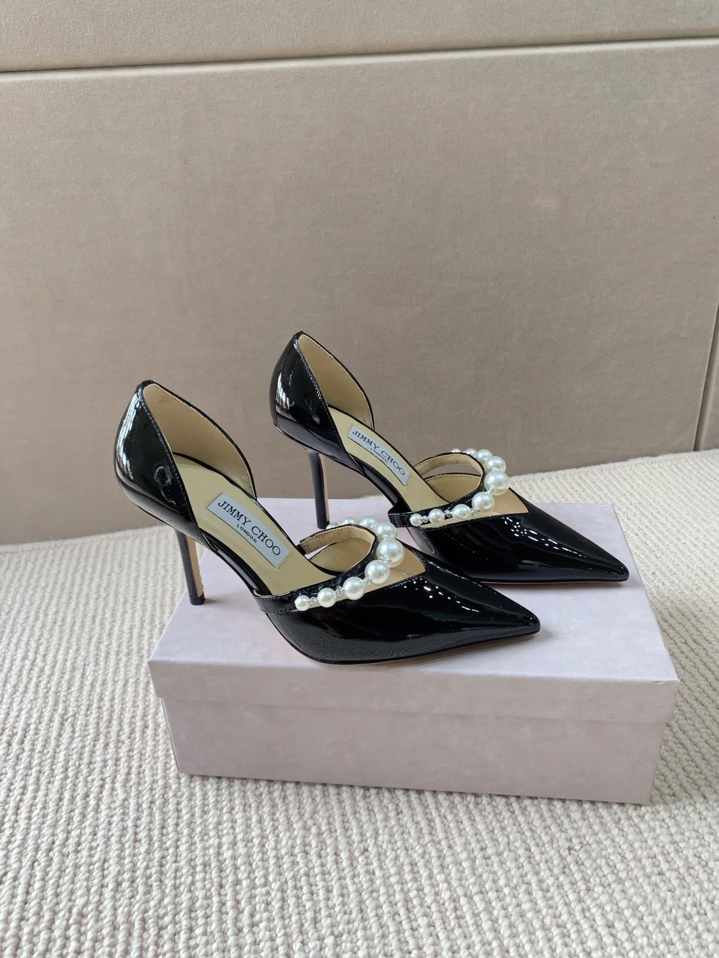 👟👟 Women's Shoes Women's Clothing Women's Shoes Women's Clothing 👟👟Ex-factory price 520👟👟 Women's Shoes Women's Clothing Women's Shoes Women's Clothing JIMMYCHOO AURELI series of high heels!  Original cover last, counter quality, exquisite and eye-catching shoe shape, pointed toe with stiletto heel. Shiny ✨ single arch strap decorated with white pearls, attached to the instep, versatile fashion matching skills. ▪️Cow patent leather ▪️Pearl crystal decoration ▪️Hollow shoe body ▪️Arch strap ▪Heel height 6.5cm 8.5cm ▪️Italian leather outsole